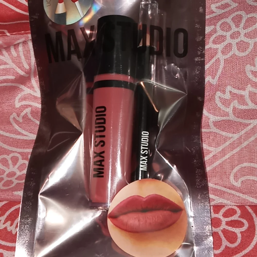 MAX STUDIO matte lip kit liquid lipstick and liner